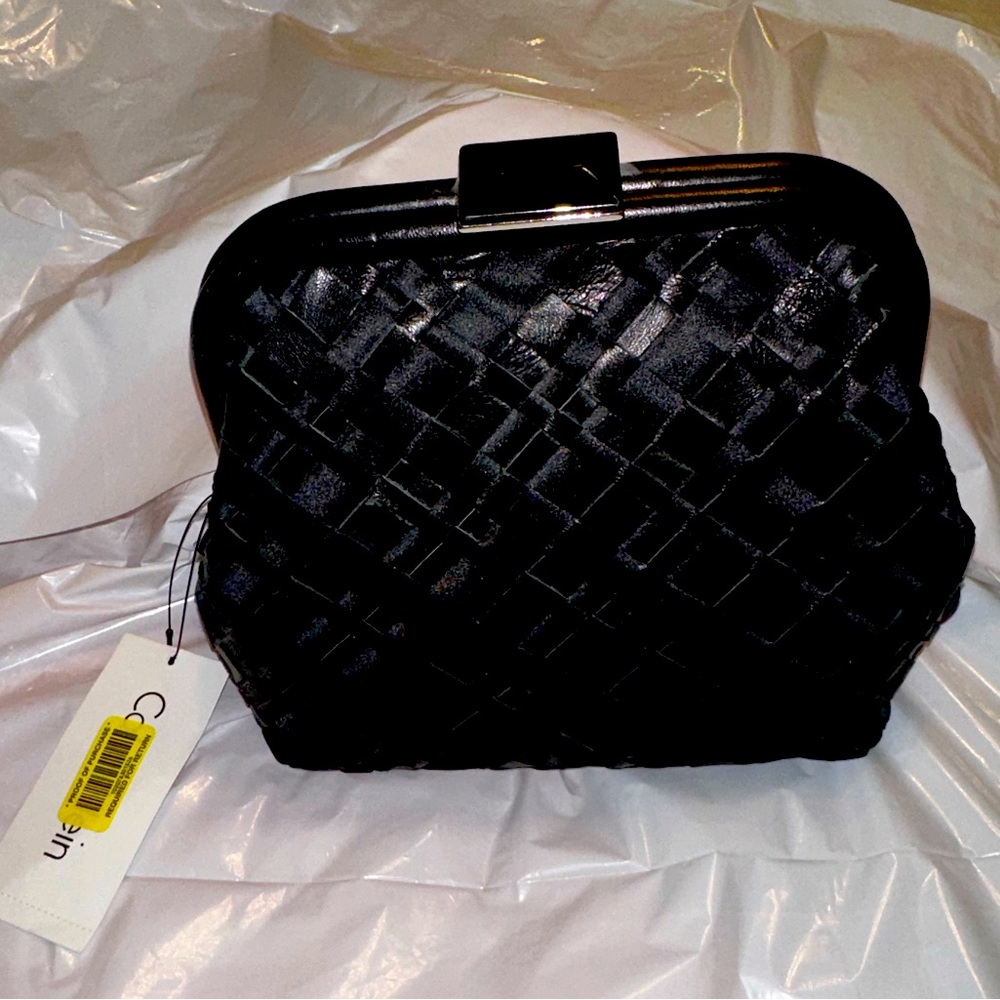 Black Calvin Klein clutch with optional chain. In a woven design.
